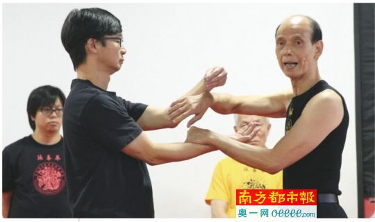  7月25日下午，李润添在中山紫园教授咏春拳。南都记者